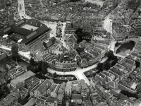 66714 Luchtfoto van de Oudegracht te Utrecht van het postkantoor tot de Stadhuisbrug. Linksboven de Neude en de ...